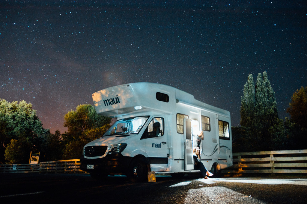 Camper in de nacht met sterrenhemel